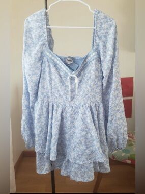 NWT Women’s ARULA Blue and White Floral Long Sleeve Romper